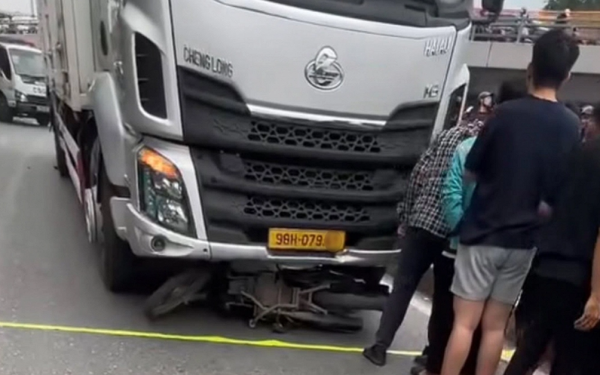 Hà Nội: Hiện trường vụ tai nạn khiến cô gái tử vong dưới gầm xe tải