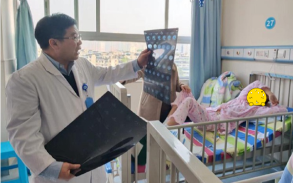 Bệnh nhi cấp cứu trong tình trạng máu trắng đục, nhớt như mỡ lợn, bác sĩ trách bố mẹ: Chiều kiểu hại con