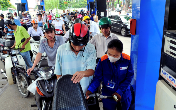 Giá xăng dầu hôm nay trưa 12/6: Xăng E10 lùi về mức thấp kỷ lục, dầu diesel hạ giá sâu