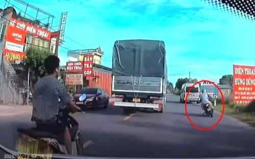 Camera ghi lại khoảnh khắc kinh hoàng đôi nam nữ đi xe máy tử vong ở Hưng Yên