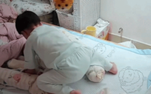 Mẹ ra ngoài để anh trai 2 tuổi ở phòng cùng em út mới sinh, xem cam thì phát hiện hành động không thể ngờ của cậu bé