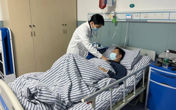 Tưởng nhiệt miệng thông thường, người đàn ông đi khám sức khỏe định kỳ, bàng hoàng khi biết đã mắc K giai đoạn 4