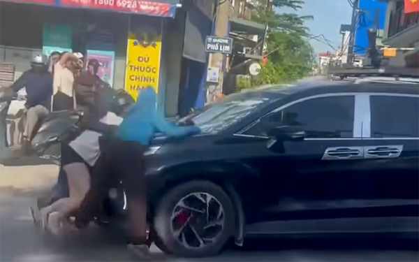 Công an xác minh vụ 3 người phụ nữ bám trên nắp capo ô tô đang chạy ở Hà Nội