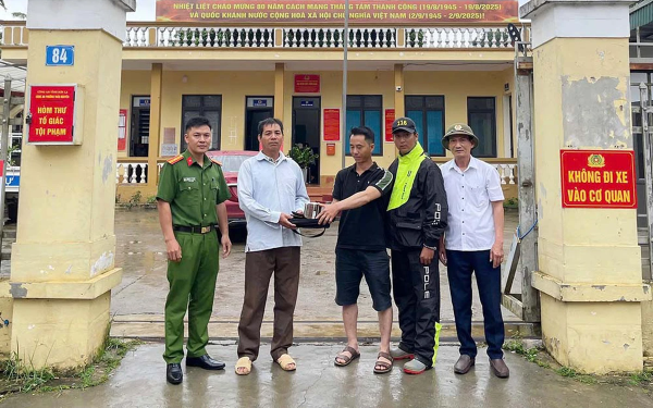 Mở chiếc túi khả nghi bên đường, người đàn ông sững sờ trước số tiền bên trong