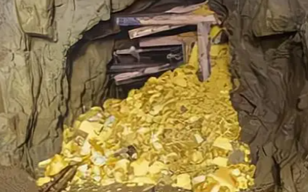 Cơ quan chức năng phong tỏa khẩn cấp, tịch thu 200kg vàng do người nông dân phát hiện trong núi sâu