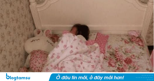 Bé gái ngủ 1 mình trên giường 2 mét vẫn kêu chật chội, người mẹ khóc nức nở khi kiểm tra camera