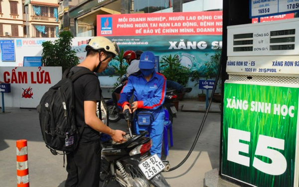 Chủ xe cũ đổ xô đi mua xăng E5, Bộ Công Thương lên tiếng khẩn