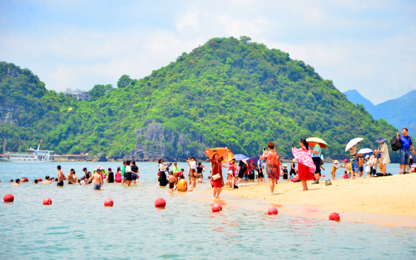 Nghiêm cấm mặc bikini, tắm nắng để ngực trần tại một bãi biển
