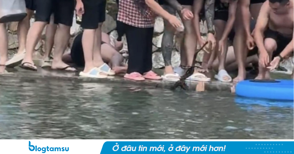 Hai người bị hút vào cống thoát lũ khi đi bơi, nghẹt thở giây phút giải cứu