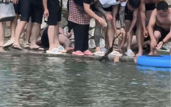 Hai người bị hút vào cống thoát lũ khi đi bơi, nghẹt thở giây phút giải cứu