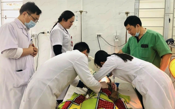 Bé trai bị người nhà thơm gây viêm màng não, bác sĩ cảnh báo 3 kiểu người chớ nên hôn trẻ