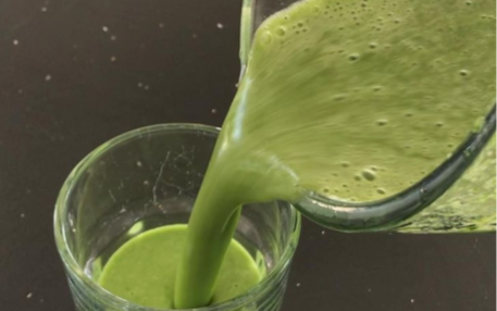 Người phụ nữ 40t suy thận cấp, bác sỹ xác định vì uống loại nước "healthy" nhiều người coi là "thần dược" trị táo bón