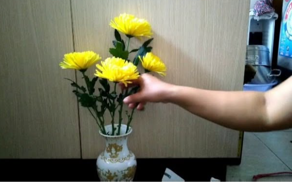 Cảnh báo đặc biệt tới các gia đình đang cắm hoa cúc trên bàn thờ ngày Rằm, mùng 1
