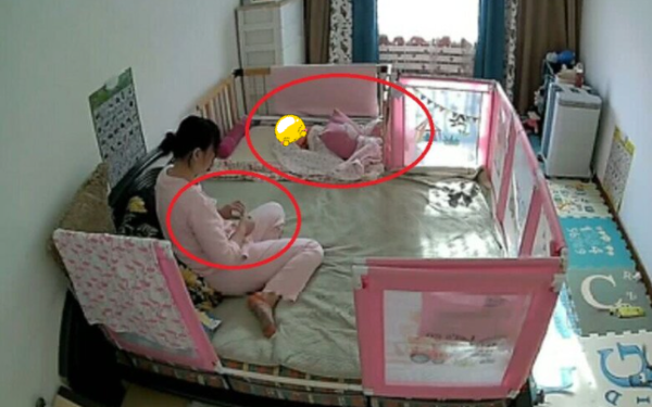 Camera giám sát ghi lại cảnh giúp việc có hành động lạ, người mẹ bật khóc khi hiểu rõ sự tình