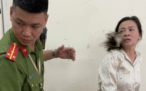 Khởi tố, tạm giữ hình sự người phụ nữ cắn công an, chặn đầu xe tải ăn vạ ở Thái Nguyên: Trước đây cũng đã dính tiền án