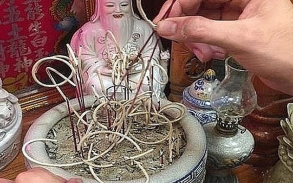 3 lỗi nhiều gia đình mắc khi thắp hương