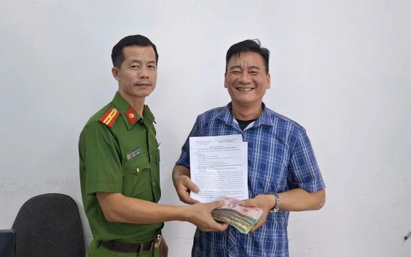 Tài khoản bất ngờ nhận 137,763 triệu đồng lúc 23h45, chàng trai ở Hàn Quốc lập tức gọi về Việt Nam: Người cha rút toàn bộ tiền mặt giao cho công an