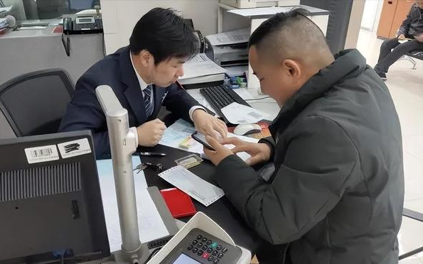 Người đàn ông gửi tiết kiệm gần 1 tỷ đồng, 15 năm sau tá hỏa khi tài khoản chỉ còn hơn 7 triệu