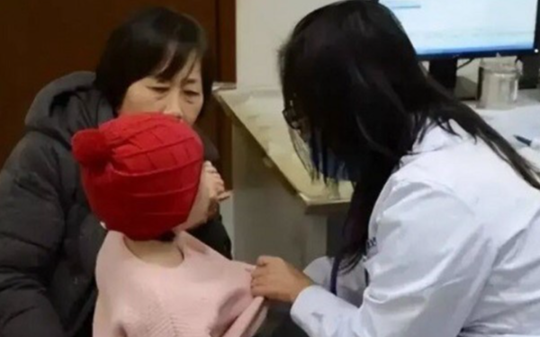 Bé gái 6 tuổi liên tục kêu đau vùng kín, mẹ đưa con đi khám bác sĩ lắc đầu nói: Đã quá muộn rồi!