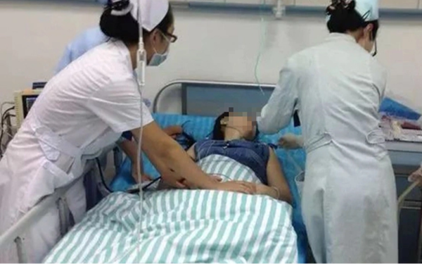Đi vệ sinh theo thói quen này, cô gái 24 tuổi vỡ hoàng thể, chảy ồ ạt 2 lít máu