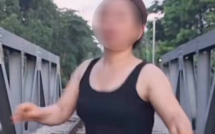 Xác minh, làm việc với người phụ nữ vô tư đứng tập lắc vòng trên đường ray tàu hỏa