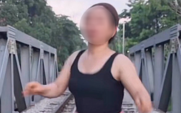Xác minh, làm việc với người phụ nữ vô tư đứng tập lắc vòng trên đường ray tàu hỏa