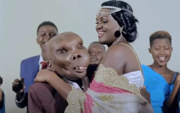 Người đàn ông kém sắc nhất thế giới cưới được vợ đẹp như tiên, sinh liền tù tì 8 người con