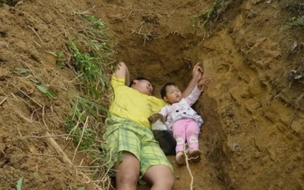 Cô bé được bố đào huyệt để 'làm quen cái chết' ra sao sau 9 năm?