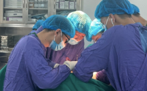Chàng trai 28 tuổi đau bụng dưới, muốn tiểu tiện nhưng không thể đi được, bác sĩ kiểm tra phát hiện 1 thứ dài 25cm bên trong