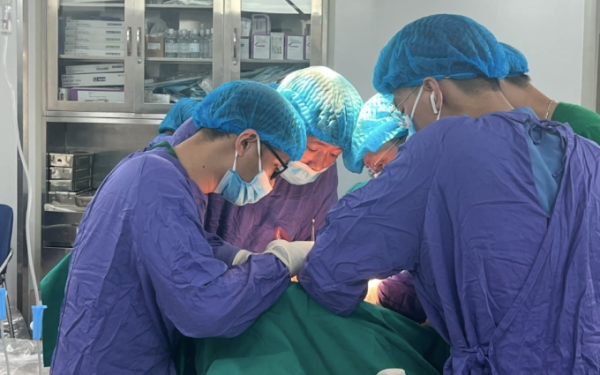 Chàng trai 28 tuổi đau bụng dưới, muốn tiểu tiện nhưng không thể đi được, bác sĩ kiểm tra phát hiện 1 thứ dài 25cm bên trong
