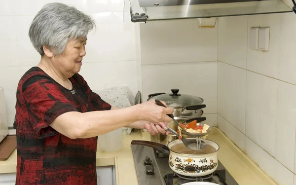 Dùng mỡ lợn nấu ăn mỗi ngày suốt 3 năm, người phụ nữ 60 tuổi nhận kết quả khám khiến bác sĩ bất ngờ