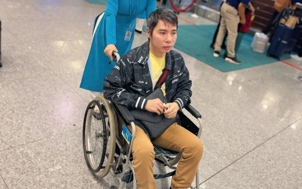 Cả showbiz hướng về NSND Công Lý sau khi vợ kém 15 tuổi thông báo không còn đủ tiền để đưa sang Nhật chữa trị
