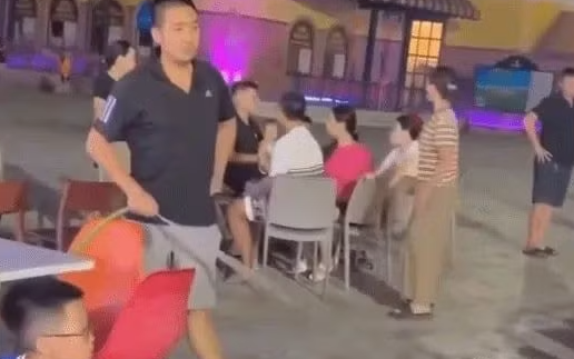 Nghệ An: Công an vào cuộc xác minh vụ người đàn ông xịt nước sang quán đối diện tại khu du lịch Cửa Lò