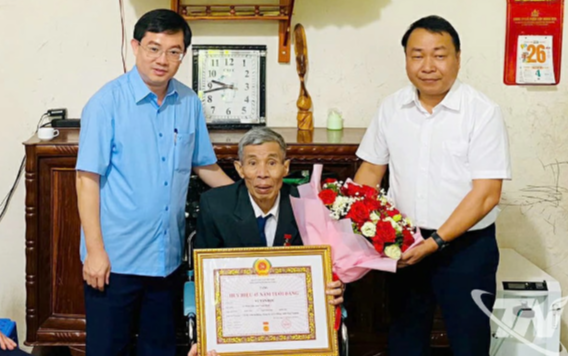 Mỗi Đảng viên được nhận Huy hiệu cùng tiền thưởng 20.240.000 đồng, dịp gì và điều kiện cụ thể ra sao?