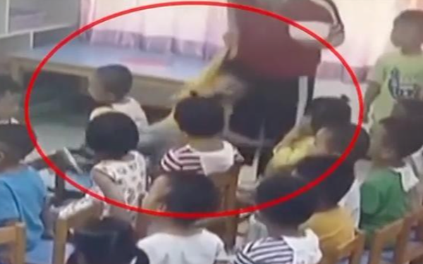 Con nhỏ bị ngã thương tích ở trường, phụ huynh đòi xem camera liền phát hiện cô giáo nói dối, khẩn trương gọi công an vào cuộc