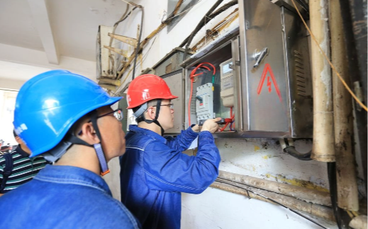 Phát hiện căn nhà không người ở vẫn tốn triệu rưỡi tiền điện: Cảnh sát kiểm tra, lộ bí mật sau chiếc tủ cũ của nhà hàng xóm