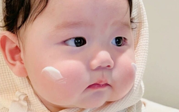 Bố đi khai sinh đặt tên cho con là Lò Văn Yêu, đứa trẻ la khóc suốt ngày được sửa thành tên rất hay