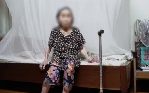 Vụ cụ bà 87 tuổi phải nhờ người khiêng đến phường làm thủ tục hành chính: UBND Thành phố Hà Nội nói gì?