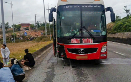Hai người tử vong sau va chạm với ô tô khách, 7 con chó bị cán chết: Hiện trường phát hiện nhiều đồ vật bất thường