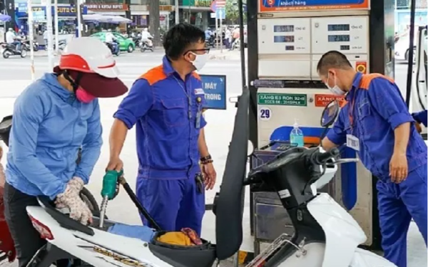 Giá xăng dầu mới nhất: Dầu thế giới tăng nhẹ, xăng trong nước giảm mạnh