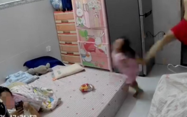 Bé gái bị đạp văng lên giường gây bức xúc dư luận: Danh tính người tình 25 tuổi của mẹ đẻ vừa bị bắt