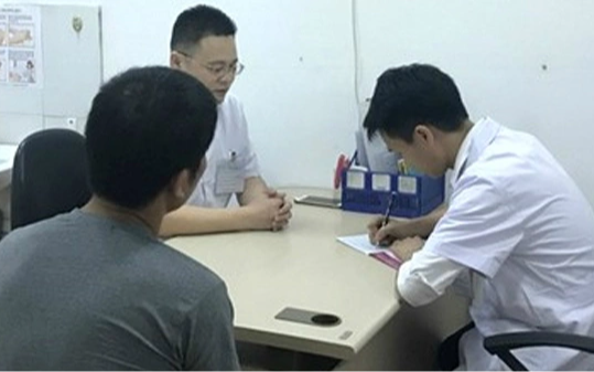 Người đàn ông 35 tuổi sống lành mạnh vẫn UT thanh quản, bác sĩ hỏi: 'Anh chung thủy với vợ không?'