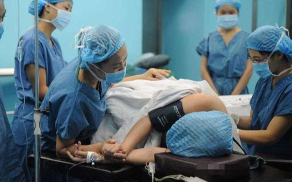 Mẹ 33 tuổi đột nhiên ho khi sinh con rồi nhắm mắt mãi mãi sau 5 phút