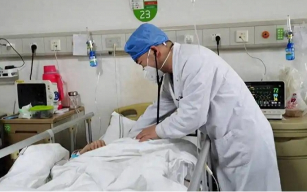 Người đàn ông 35 tuổi không hút thuốc, không uống rượu vẫn bị K thanh quản, bác sĩ hỏi: 