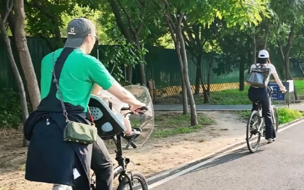 Chủ tịch showbiz và nàng thơ H.T đưa con trai đi chơi, ngoại hình quý tử thành tâm điểm