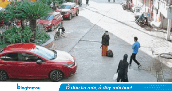 Người phụ nữ đứng giữa đường nghe điện thoại, chắn đường ô tô và cái kết nhớ đời