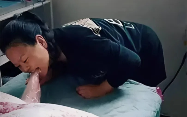Người vợ âm thầm cắn ngón chân của chồng mỗi ngày suốt 7 năm, lý do khiến triệu người rơi nước mắt