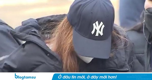 Con gái bị bỏ đói đến chết, người mẹ dùng tiền trợ cấp nuôi con để “đu” idol