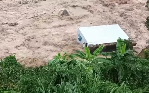 Lai Châu: Căn nhà 2 tầng bị lũ đánh sập, người đàn ông kể phút dắt vợ và 4 con tháo chạy