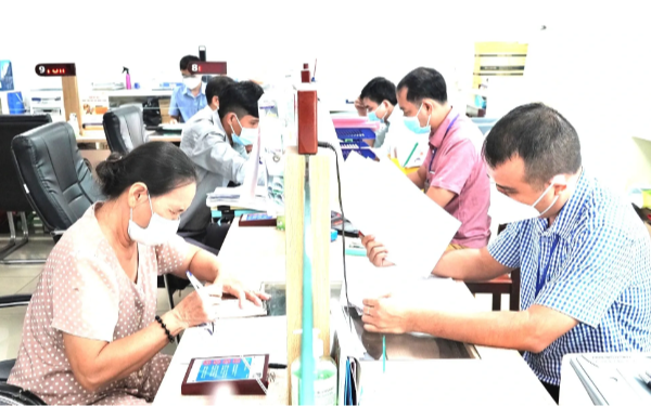 Bố định đặt tên con là Phạm Sai Lầm, may mắn đứa trẻ sau đó được gia đình sửa thành tên khác rất giàu có